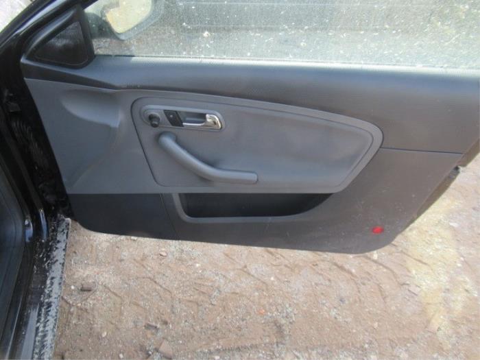 Stijlbekleding rechts-voor van een Seat Ibiza III (6L1) 1.4 16V 85 2007