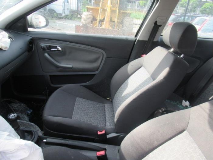 Stoel rechts van een Seat Ibiza III (6L1) 1.4 16V 85 2007