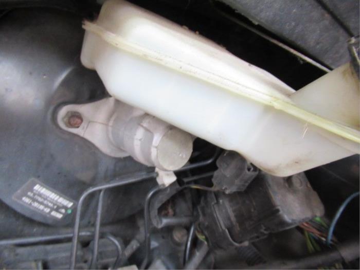 Remvloeistof reservoir van een Ford Fiesta 5 (JD/JH) 1.4 16V 2006