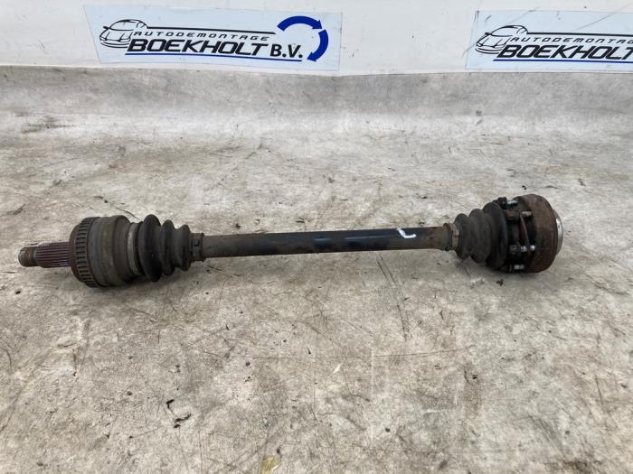 Gebruikte Aandrijfas links-achter BMW 1 serie (E87/87N) 118i 16V Prijs € 50,00 Margeregeling aangeboden door Boekholt autodemontage B.V
