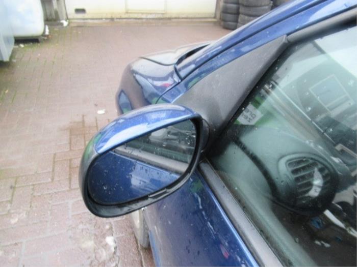 Buitenspiegel links van een Peugeot 206 SW (2E/K) 1.4 16V 2004