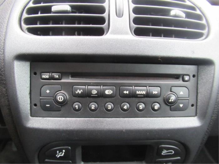 Radio CD Speler van een Peugeot 206 SW (2E/K) 1.4 16V 2004