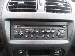 Gebruikte Radio CD Speler Peugeot 206 SW (2E/K) 1.4 16V Prijs € 70,00 Margeregeling aangeboden door Boekholt autodemontage B.V