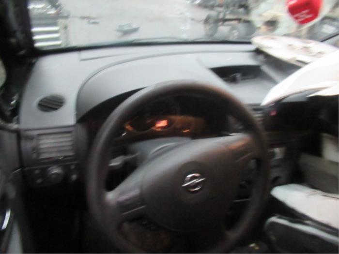 Dashboard van een Opel Meriva 1.6 16V 2006