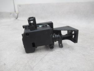 Gebruikte Tankklep Vergrendelingsmotor Mercedes E (C207) E-350 CGI V6 24V Prijs € 9,50 Margeregeling aangeboden door Boekholt autodemontage B.V