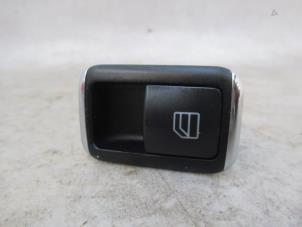 Gebruikte Ruit schakelaar elektrisch Mercedes E (C207) E-350 CGI V6 24V Prijs € 9,99 Margeregeling aangeboden door Boekholt autodemontage B.V