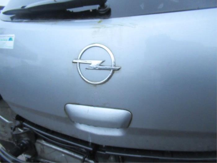 Handgreep Achterklep van een Opel Corsa D 1.3 CDTi 16V ecoFLEX 2011