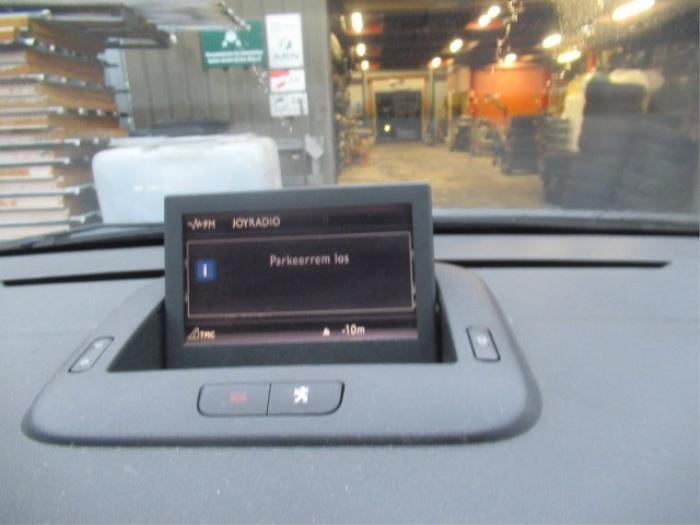 Navigatie Display van een Peugeot 5008 I (0A/0E) 1.6 VTI 16V 2011