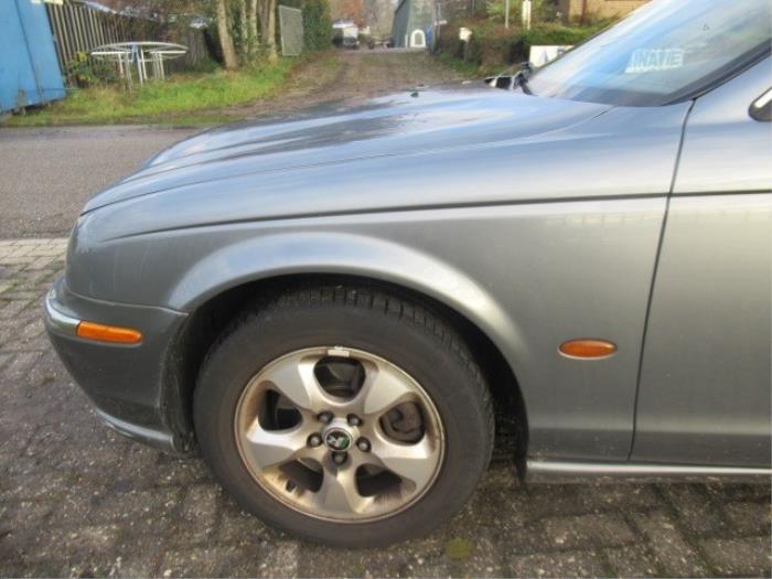 Spatbord links-voor van een Jaguar S-type (X200) 3.0 V6 24V 2001