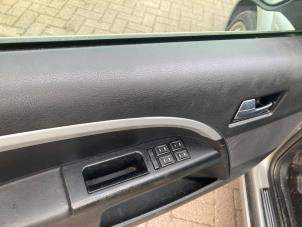 Gebruikte Schakelaar Elektrisch Raam Ford Mondeo III Wagon 1.8 16V SCI Prijs € 27,00 Margeregeling aangeboden door Boekholt autodemontage B.V