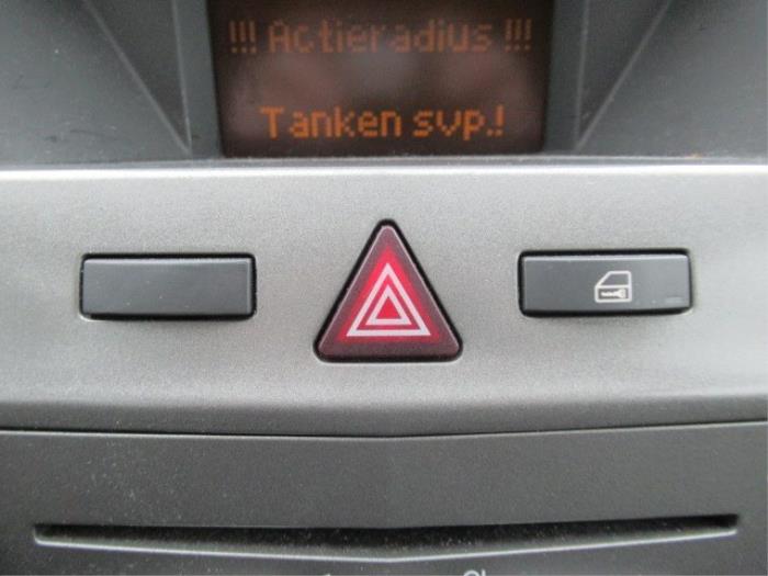 Paniekverlichtings Schakelaar van een Opel Zafira (M75) 2.2 16V Direct Ecotec 2007