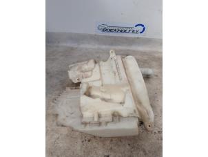 Gebruikte Ruitensproeiertank voor Ford S-Max (GBW) 2.0 16V Prijs € 30,00 Margeregeling aangeboden door Boekholt autodemontage B.V