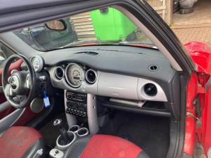 Gebruikte Dashboardkastje BMW Mini One/Cooper (R50) 1.6 16V Cooper Prijs € 39,00 Margeregeling aangeboden door Boekholt autodemontage B.V