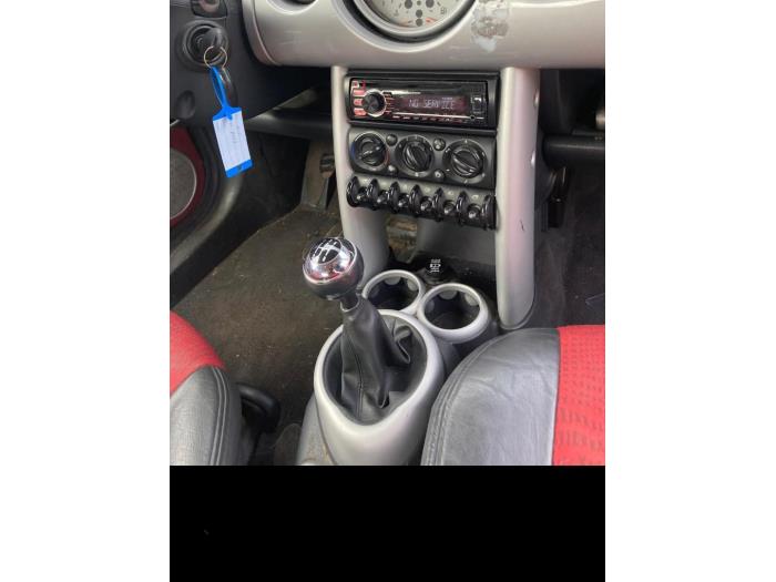 Gebruikte Versnellingspook BMW Mini (R50/53) 1.6 16V Cooper Prijs € 60,00 Margeregeling aangeboden door Boekholt autodemontage B.V