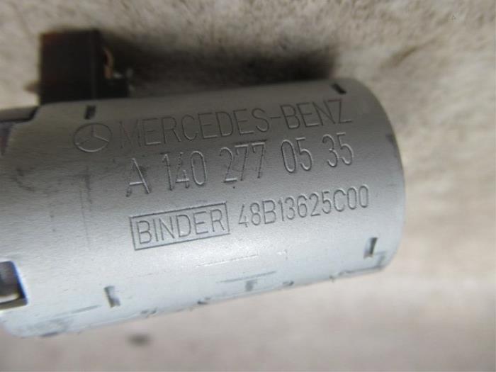 Oliedruk Schakelaar van een Mercedes-Benz C (W203) 1.8 C-200K 16V 2002