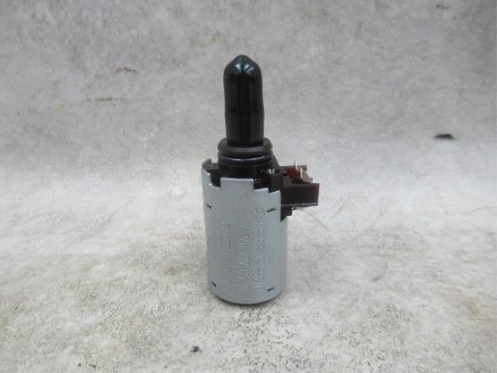 Oliedruk Schakelaar van een Mercedes-Benz C (W203) 1.8 C-200K 16V 2002