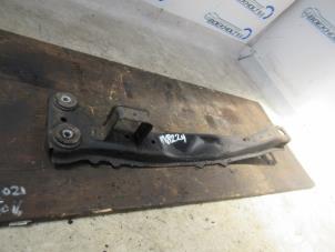 Gebruikte Versnellingsbak Steun Daihatsu Gran Move 1.6 16V Prijs op aanvraag aangeboden door Boekholt autodemontage B.V