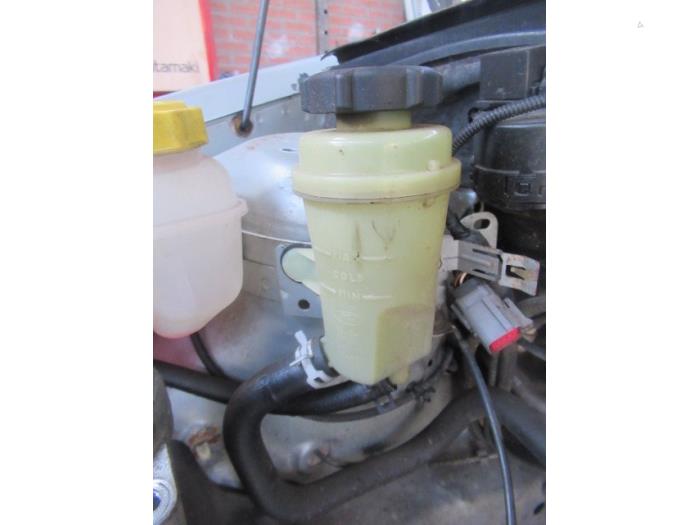 Gebruikte Servo Oliereservoir Ford Focus 1 1.6 16V Prijs € 24,00 Margeregeling aangeboden door Boekholt autodemontage B.V
