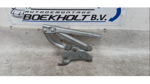 Gebruikte Motorkap Scharnier Opel Corsa D 1.3 CDTi 16V ecoFLEX Prijs € 15,00 Margeregeling aangeboden door Boekholt autodemontage B.V