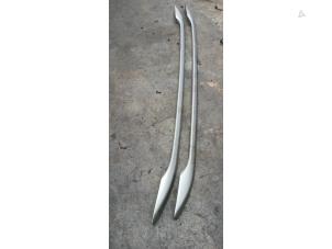 Gebruikte Dakrail links Toyota Avensis Wagon (T25/B1E) 2.2 D-4D 16V D-CAT Prijs € 57,00 Margeregeling aangeboden door Boekholt autodemontage B.V
