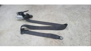 Gebruikte Veiligheidsgordel rechts-achter Toyota Avensis Wagon (T25/B1E) 2.2 D-4D 16V D-CAT Prijs € 35,00 Margeregeling aangeboden door Boekholt autodemontage B.V