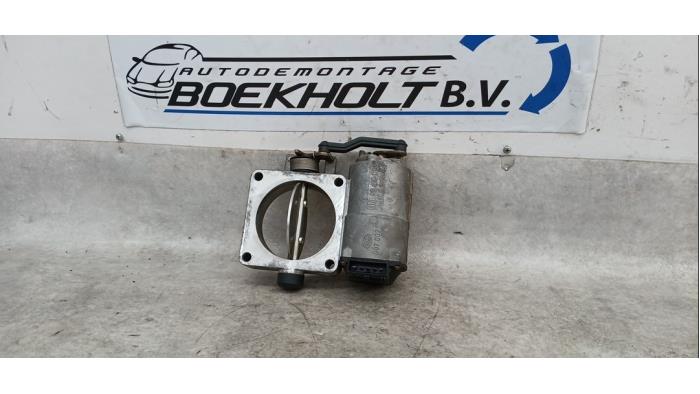 Gebruikte Gasklephuis Opel Calibra 2.5 V6 24V Prijs € 65,00 Margeregeling aangeboden door Boekholt autodemontage B.V