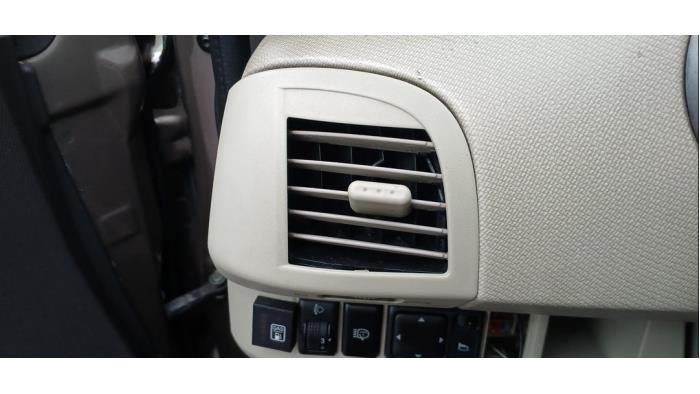 Luchtrooster Dashboard van een Nissan Micra (K12) 1.2 16V 2007