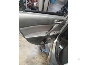 Gebruikte Deurbekleding 4Deurs links-achter Mazda 3 Sport (BL14/BLA4/BLB4) 1.6i MZR 16V Prijs € 60,00 Margeregeling aangeboden door Boekholt autodemontage B.V