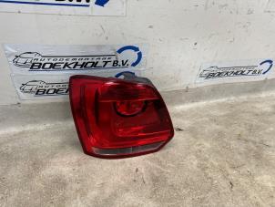 Gebruikte Achterlicht links Volkswagen Polo V (6R) 1.2 TSI 16V BlueMotion Technology Prijs € 32,00 Margeregeling aangeboden door Boekholt autodemontage B.V