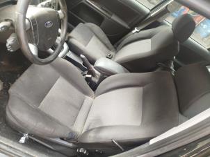 Gebruikte Stoel links Ford Mondeo III 2.0 16V Prijs € 65,00 Margeregeling aangeboden door Boekholt autodemontage B.V