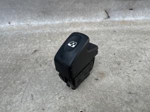 Gebruikte Schakelaar Elektrisch Raam Renault Kangoo (KC) 1.6 16V Prijs € 25,00 Margeregeling aangeboden door Boekholt autodemontage B.V