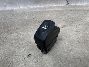 Gebruikte Elektrisch Raam Schakelaar Renault Kangoo (KC) 1.6 16V Prijs € 25,00 Margeregeling aangeboden door Boekholt autodemontage B.V