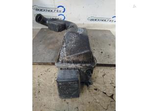 Gebruikte Luchtfilterhuis Fiat Stilo (192A/B) 1.8 16V 5-Drs. Prijs € 35,00 Margeregeling aangeboden door Boekholt autodemontage B.V
