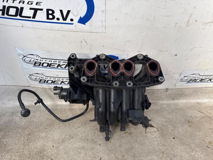 Gebruikte Inlaatspruitstuk Fiat Grande Punto (199) 1.4 Prijs € 49,00 Margeregeling aangeboden door Boekholt autodemontage B.V