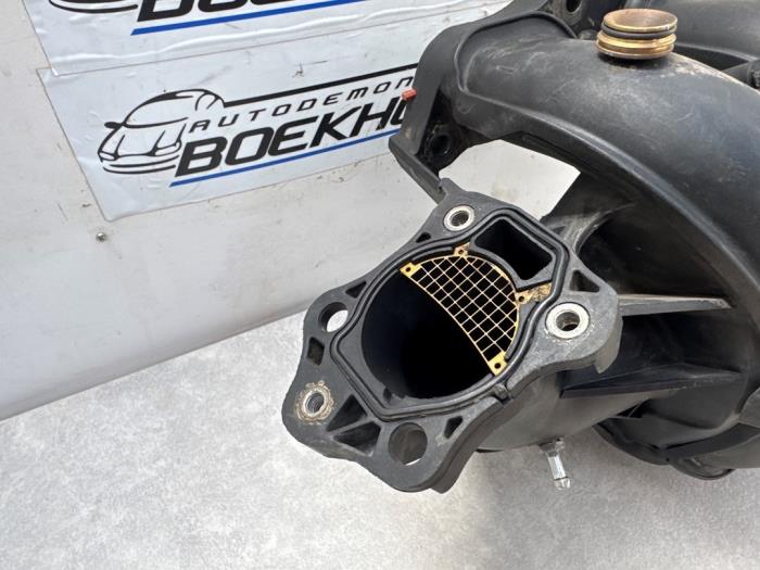 Inlaatspruitstuk van een Toyota Previa (R3) 2.4i 16V VVT-i 2002