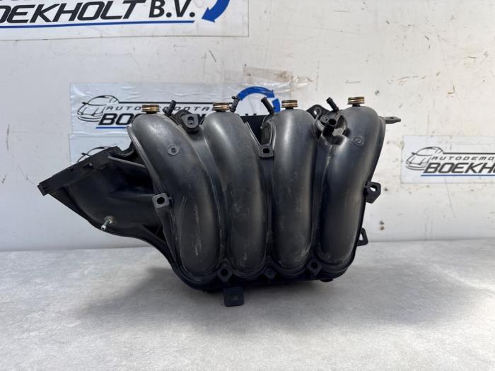 Inlaatspruitstuk van een Toyota Previa (R3) 2.4i 16V VVT-i 2002