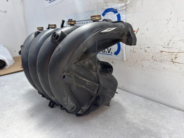 Inlaatspruitstuk van een Toyota Previa (R3) 2.4i 16V VVT-i 2002