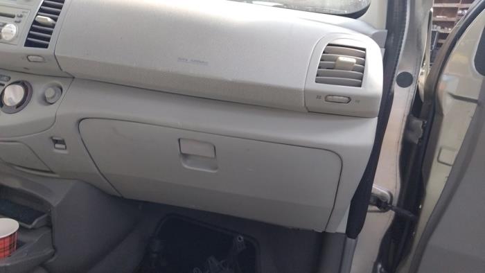 Luchtrooster Dashboard van een Nissan Micra (K12) 1.2 16V 2005
