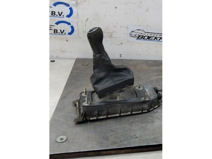 Gebruikte Versnellingspook Volkswagen Polo IV (9N1/2/3) 1.4 16V 75 Prijs € 45,00 Margeregeling aangeboden door Boekholt autodemontage B.V