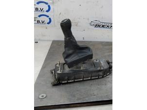 Gebruikte Versnellingspook Volkswagen Polo IV (9N1/2/3) 1.4 16V 75 Prijs € 45,00 Margeregeling aangeboden door Boekholt autodemontage B.V