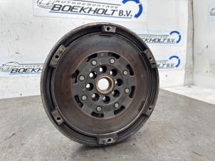 Gebruikte Dubbele massa vliegwiel Mercedes B (W245) 2.0 B-180 CDI 16V Prijs € 149,00 Margeregeling aangeboden door Boekholt autodemontage B.V