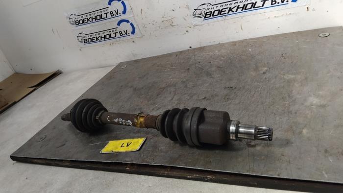 Gebruikte Aandrijfas links-voor Ford Fiesta 5 (JD/JH) 1.4 16V Prijs € 36,00 Margeregeling aangeboden door Boekholt autodemontage B.V