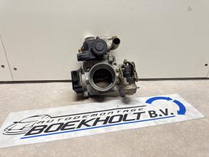 Gebruikte Gasklephuis Mazda 323 C (BG13/83) 1.6i LX,GLX 16V Prijs € 48,00 Margeregeling aangeboden door Boekholt autodemontage B.V