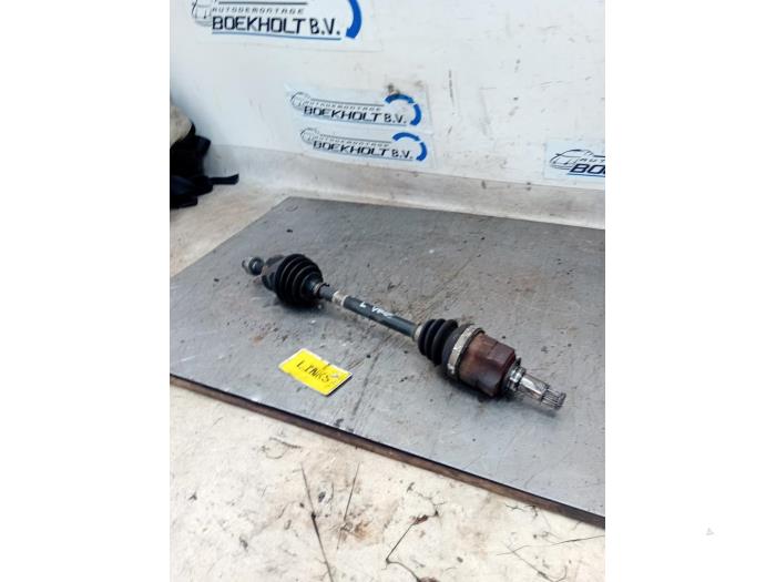 Gebruikte Steekas links-voor Opel Corsa D 1.4 16V Twinport Prijs € 34,95 Margeregeling aangeboden door Boekholt autodemontage B.V