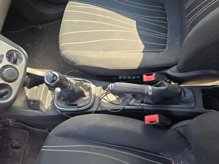 Gebruikte Versnellingspook Opel Corsa D 1.4 16V Twinport Prijs € 50,00 Margeregeling aangeboden door Boekholt autodemontage B.V