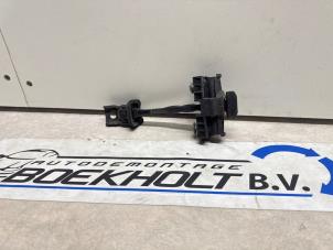 Gebruikte Deurvanger 4Deurs links-achter Volkswagen Polo V (6R) 1.0 12V BlueMotion Technology Prijs € 15,00 Margeregeling aangeboden door Boekholt autodemontage B.V