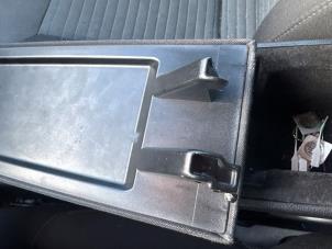 Gebruikte Armleuning Volkswagen Polo V (6R) 1.4 16V Prijs € 40,00 Margeregeling aangeboden door Boekholt autodemontage B.V