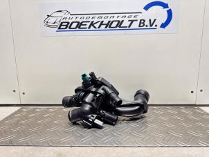 Gebruikte Thermostaathuis Peugeot 207 SW (WE/WU) 1.4 16V Vti Prijs € 35,00 Margeregeling aangeboden door Boekholt autodemontage B.V