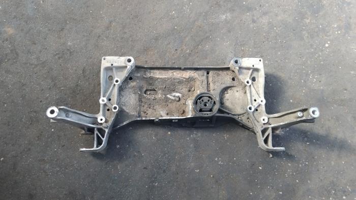 Gebruikte Subframe Volkswagen Touran (1T1/T2) 2.0 TDI DPF Prijs € 75,00 Margeregeling aangeboden door Boekholt autodemontage B.V
