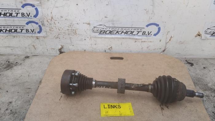 Gebruikte Aandrijfas links-voor Volkswagen New Beetle (9C1/9G1) 1.6 Prijs € 40,00 Margeregeling aangeboden door Boekholt autodemontage B.V